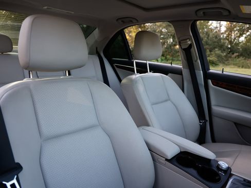 Used 2010 Mercedes-Benz C 300 Sedan image 18