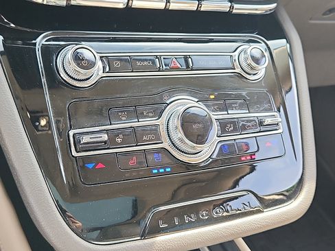Used 2022 Lincoln Corsair AWD w/ Premium Package image 16