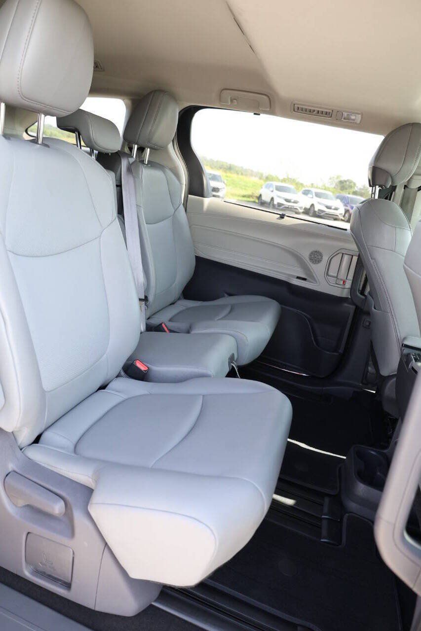 Used 2021 Toyota Sienna XLE FWD image 16