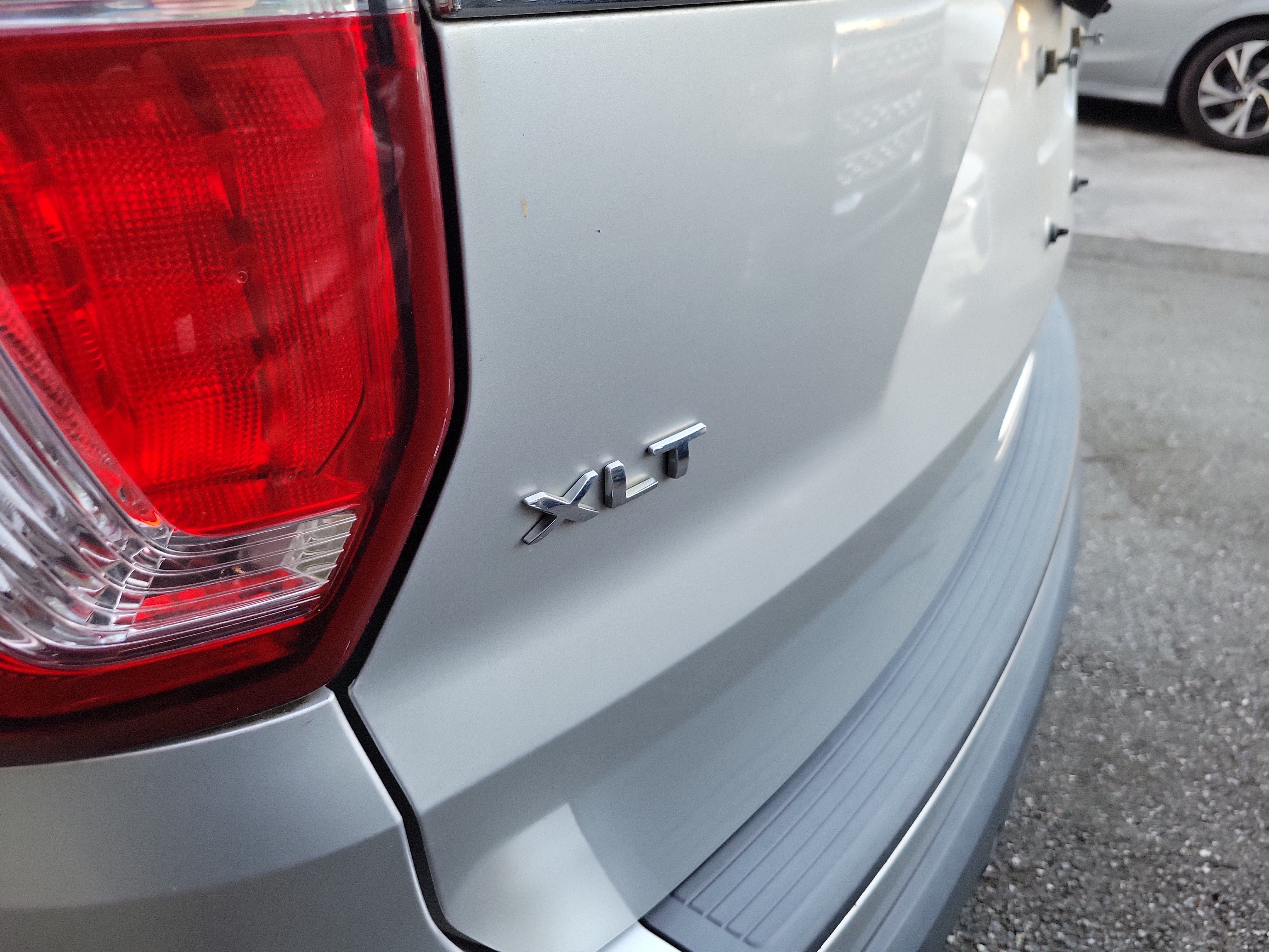Used 2018 Ford Explorer XLT FWD image 8