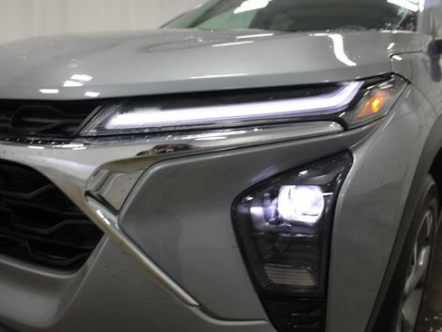 Used 2025 Chevrolet Trax LT w/ LT Convenience Package image 12