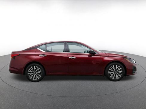 Used 2025 Nissan Altima 2.5 SV FWD image 10
