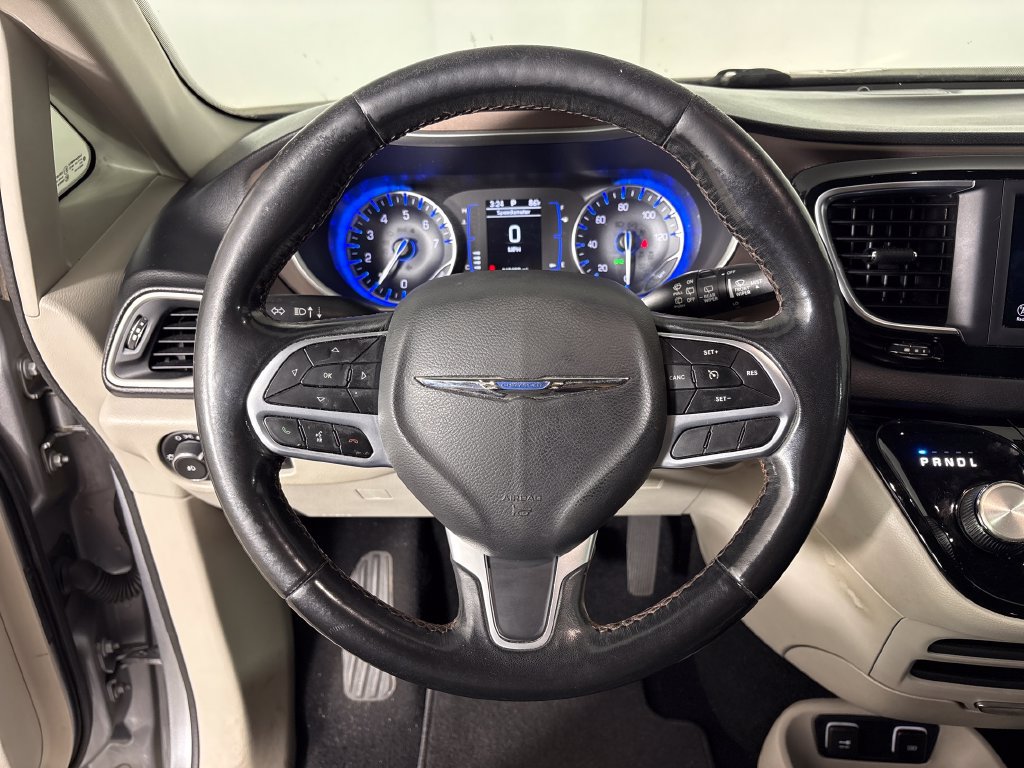 Used 2019 Chrysler Pacifica Touring-L FWD image 17