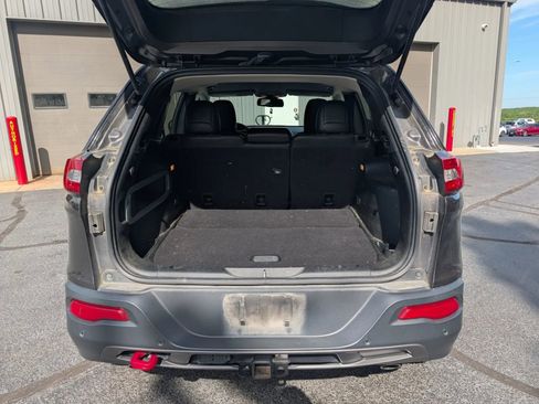 Used 2018 Jeep Cherokee Trailhawk w/ Trailer Tow Group image 10