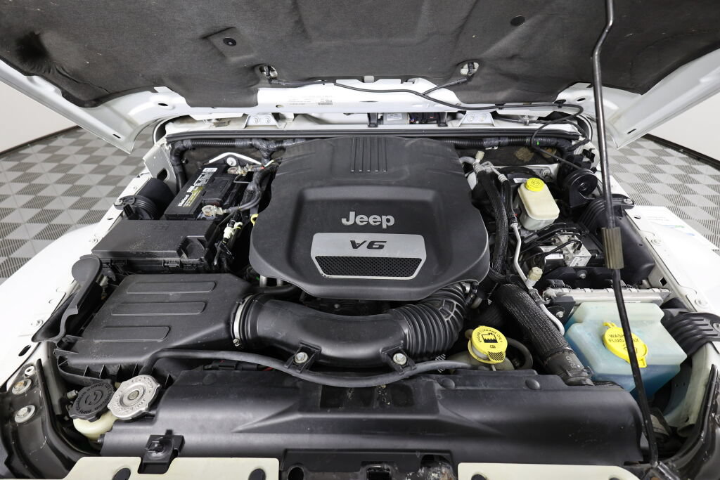 Used 2016 Jeep Wrangler Unlimited Sahara w/ Connectivity Group AWD/4WD image 38