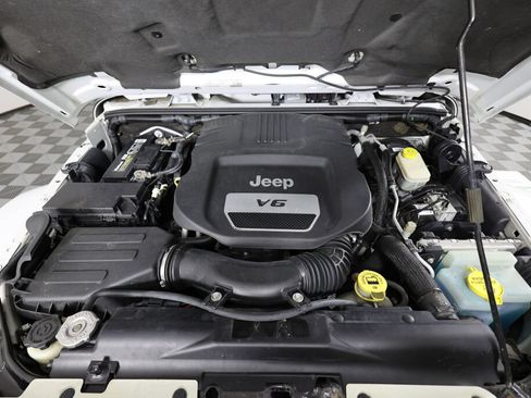 Used 2016 Jeep Wrangler Unlimited Sahara w/ Connectivity Group AWD/4WD image 38