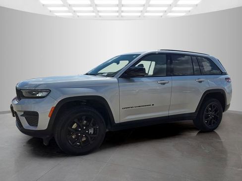 Used 2025 Jeep Grand Cherokee Altitude AWD/4WD image 6