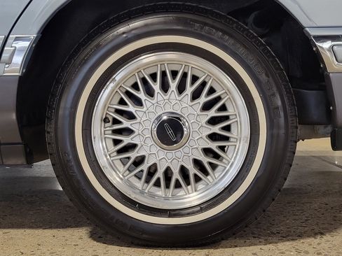 Used 1993 Lincoln Town Car Signature RWD image 6