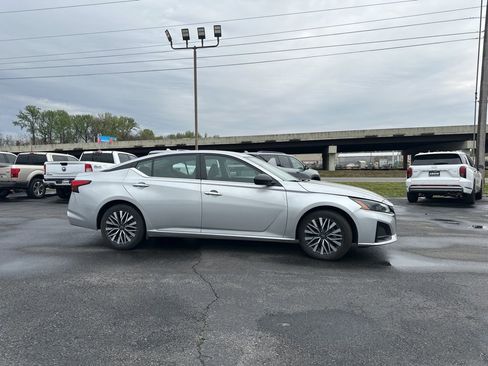 Used 2024 Nissan Altima 2.5 SV image 3