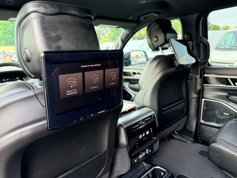 Used 2025 Jeep Wagoneer L Series II AWD/4WD image 19