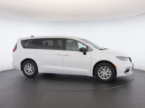 New 2026 Chrysler Pacifica Select image 32