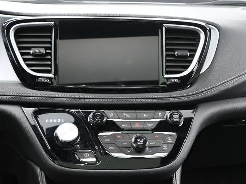 Used 2025 Chrysler Pacifica Limited FWD image 30