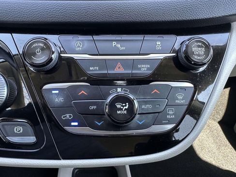 Used 2018 Chrysler Pacifica Touring-L FWD image 25