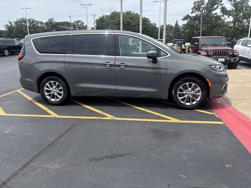 Used 2023 Chrysler Pacifica Touring-L AWD/4WD image 4