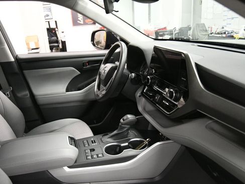 Used 2023 Toyota Highlander L AWD/4WD image 29