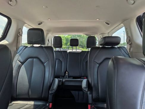 Used 2023 Chrysler Pacifica Touring-L FWD image 17