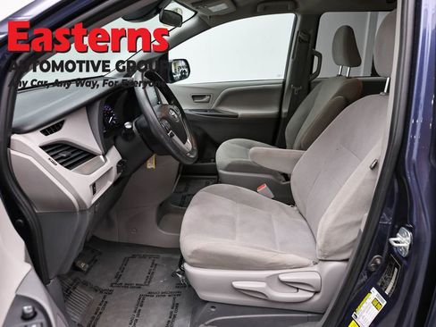 Used 2020 Toyota Sienna L FWD image 13