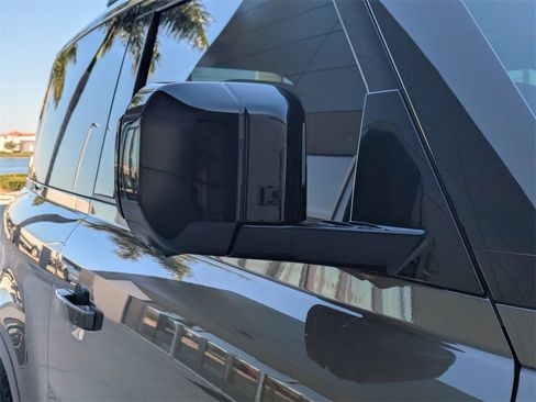 Used 2024 Land Rover Defender 90 X-Dynamic SE image 12