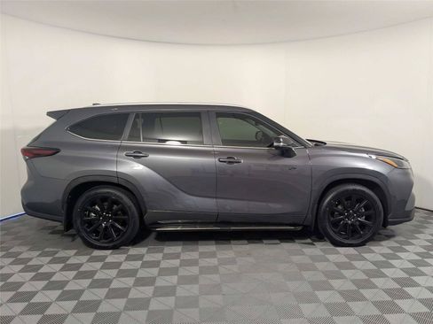 Certified 2025 Toyota Highlander XLE FWD image 5