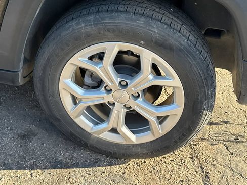 Used 2024 Jeep Compass Latitude AWD/4WD image 19