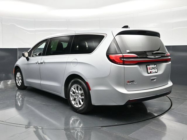 Certified 2024 Chrysler Pacifica Touring-L FWD image 11