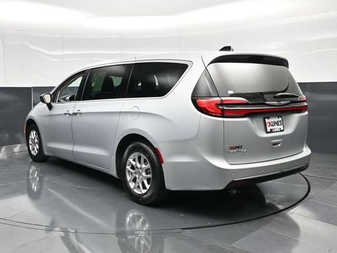 Certified 2024 Chrysler Pacifica Touring-L FWD image 11