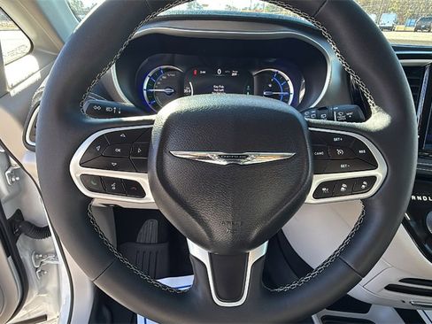 Used 2022 Chrysler Pacifica Touring-L image 21