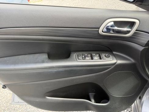 Used 2020 Jeep Grand Cherokee Altitude image 11