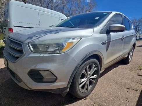 Used 2017 Ford Escape SE w/ SE Cold Weather Package AWD/4WD image 2