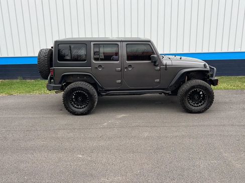 Used 2014 Jeep Wrangler Unlimited Sahara w/ Connectivity Group AWD/4WD image 4