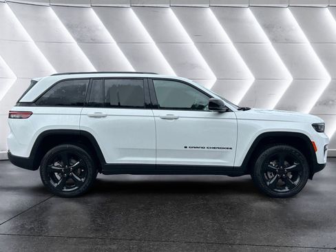 New 2025 Jeep Grand Cherokee Altitude AWD/4WD image 7