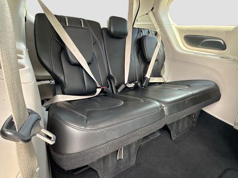 Used 2023 Chrysler Pacifica Touring-L FWD image 20