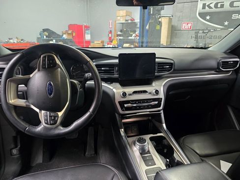 Used 2022 Ford Explorer XLT w/ Equipment Group 202A image 32