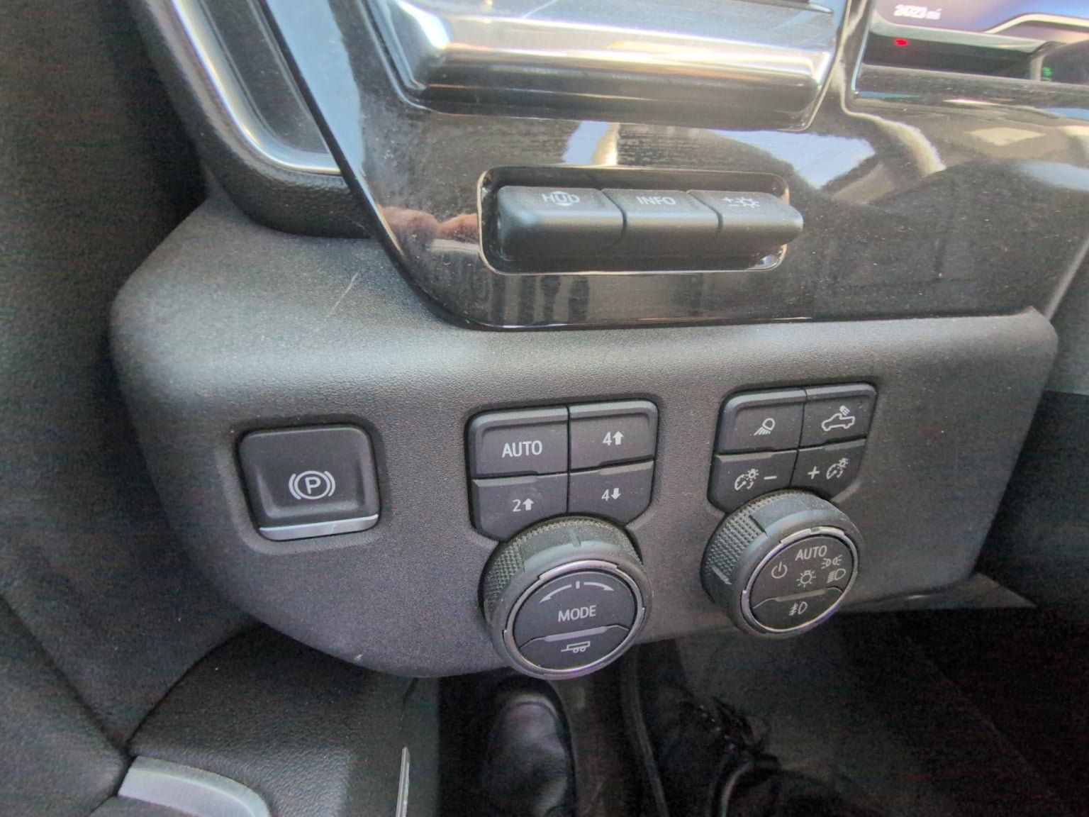 Used 2024 Chevrolet Silverado 2500 LTZ w/ LTZ Plus Package AWD/4WD image 24