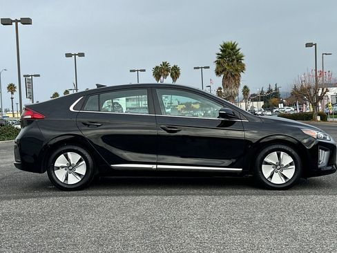 Used 2022 Hyundai Ioniq SE image 3