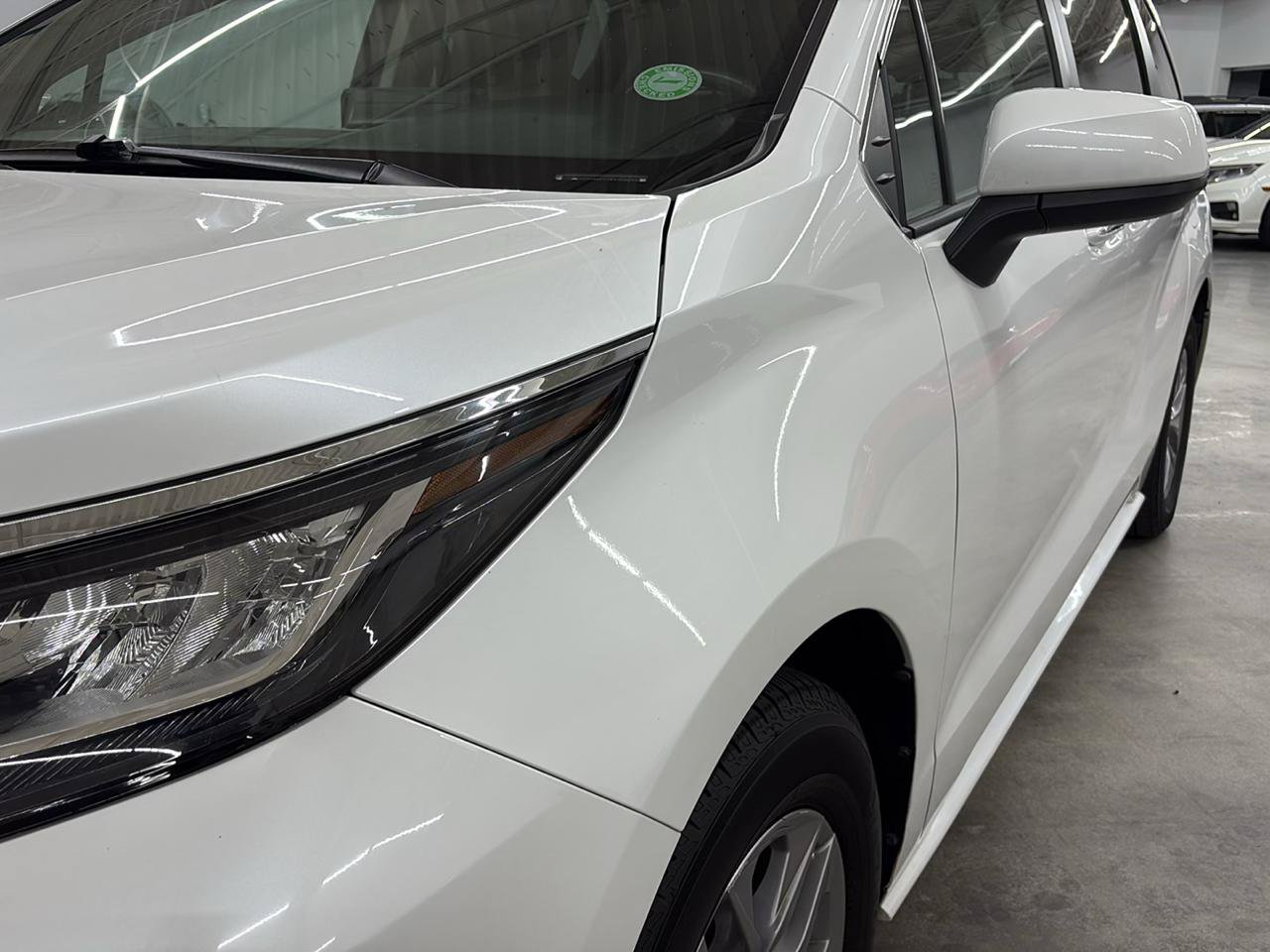 Used 2023 Toyota Sienna XLE FWD image 2