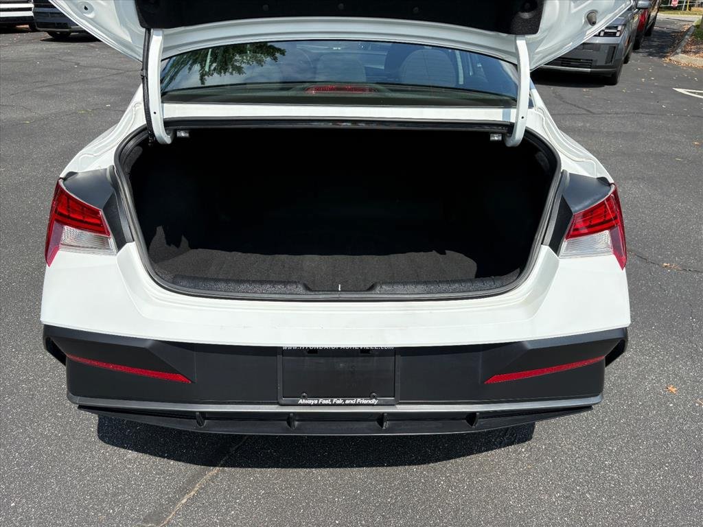 Certified 2025 Hyundai Elantra SEL FWD image 23