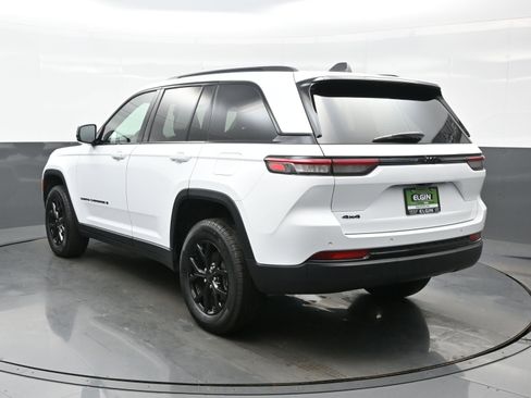 Used 2024 Jeep Grand Cherokee Altitude image 4
