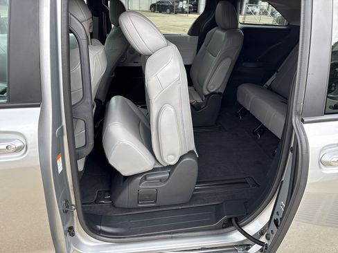 Used 2025 Toyota Sienna XLE FWD image 15