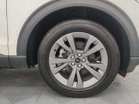 Used 2024 Ford Explorer XLT w/ Equipment Group 202A AWD/4WD image 25