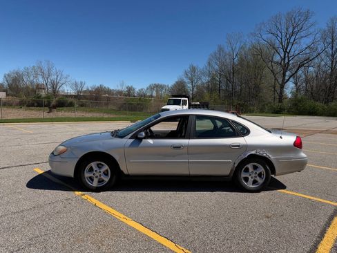 Used 2003 Ford Taurus SE image 2