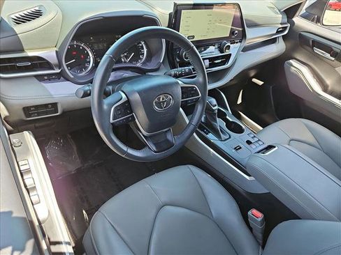 Used 2023 Toyota Highlander XLE FWD image 10