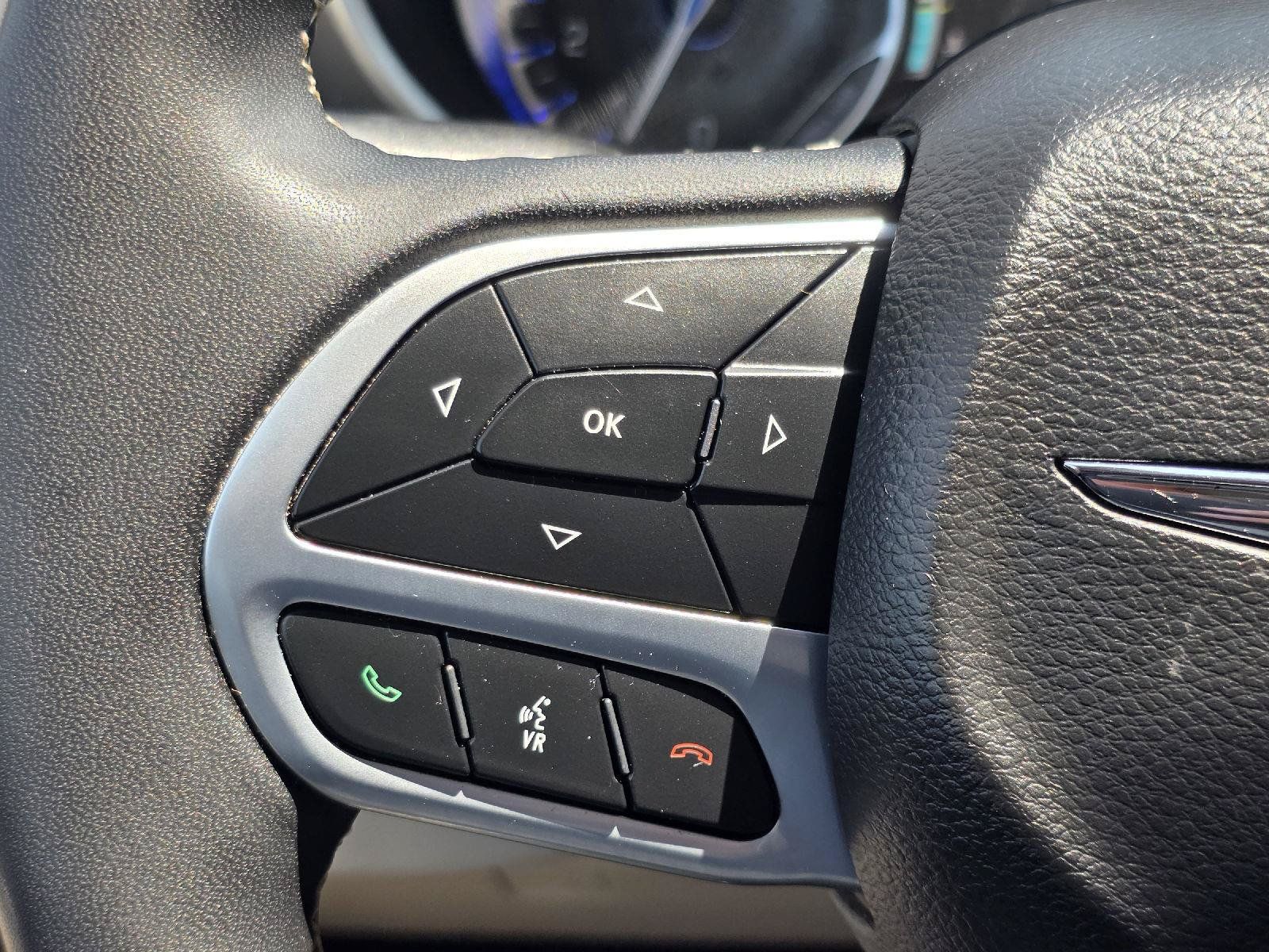 Used 2022 Chrysler Pacifica Touring-L FWD image 12