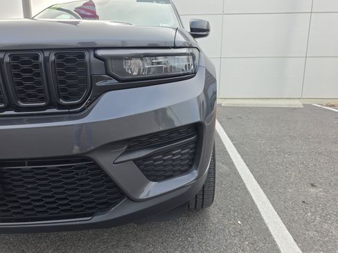 Used 2023 Jeep Grand Cherokee Altitude AWD/4WD image 9