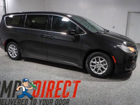 Used 2017 Chrysler Pacifica LX image 6