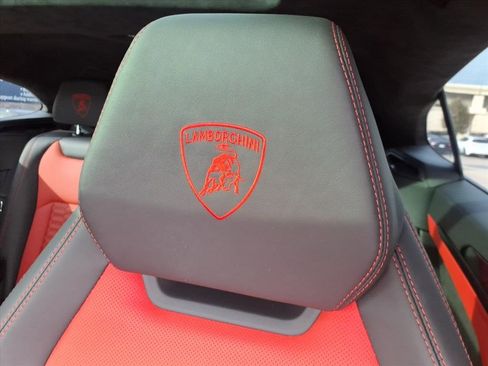 Used 2022 Lamborghini Urus image 17