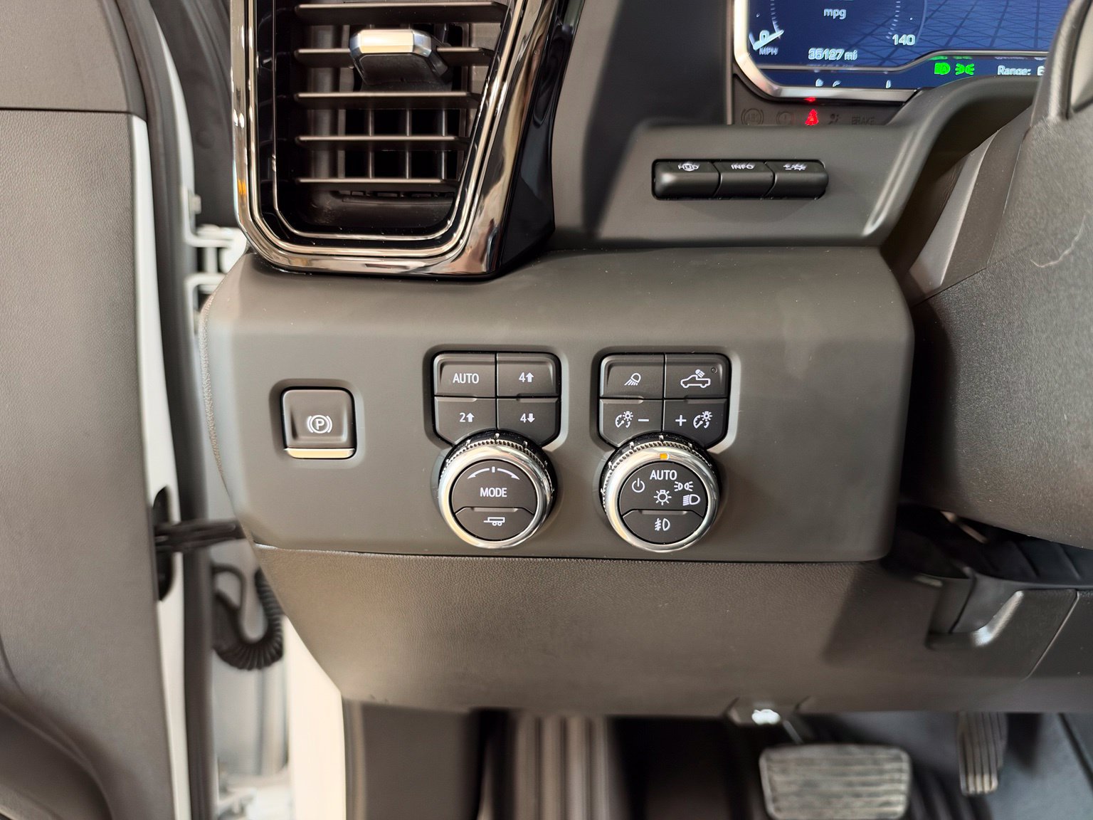 Used 2024 GMC Sierra 2500 AT4 w/ AT4 Premium Plus Package AWD/4WD image 23