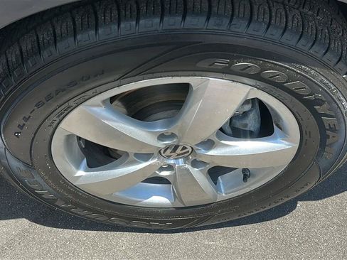 Used 2010 Volkswagen Routan SE FWD image 18