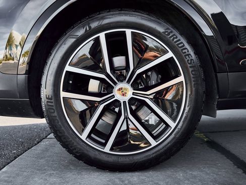 Used 2024 Porsche Cayenne Coupe image 17