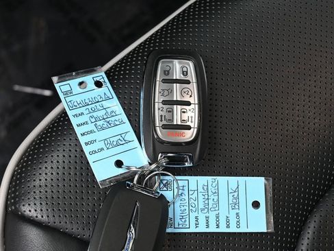 Used 2024 Chrysler Pacifica Limited w/ S Appearance Package image 19